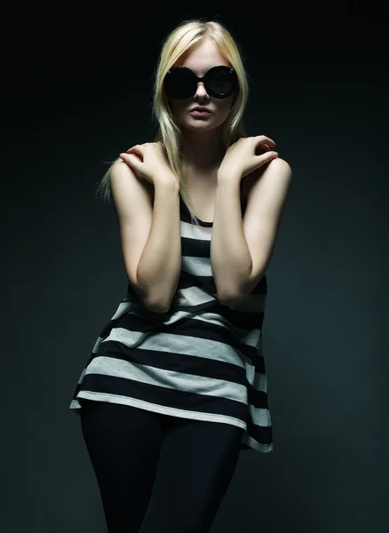 Modelo de moda bonita em fundo cinza — Fotografia de Stock