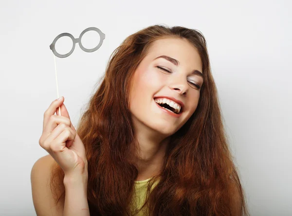 Atractiva joven juguetona con gafas falsas — Foto de Stock