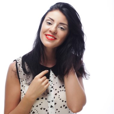 Güzel genç kadın uzun saçlı şaşırttı.