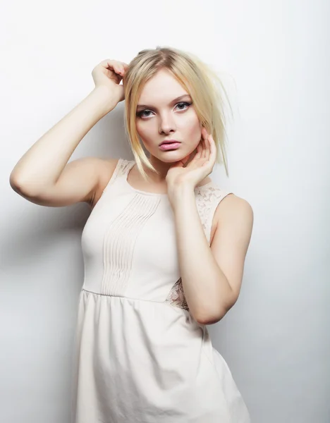 Jovem mulher magnífica em vestido branco . — Fotografia de Stock