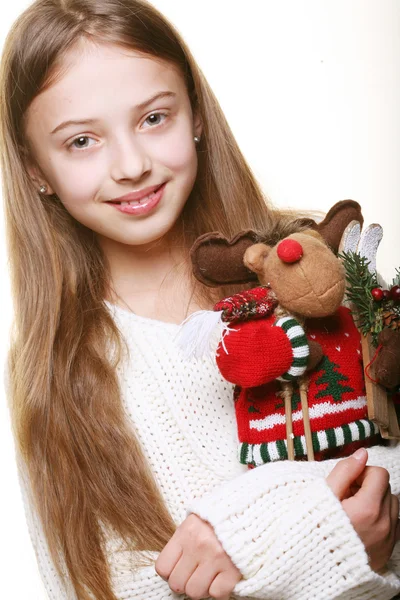 Ragazza con cervo giocattolo — Foto Stock