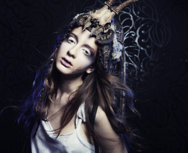 Yaratıcı saç stili ve parlak makyajlı bir model.