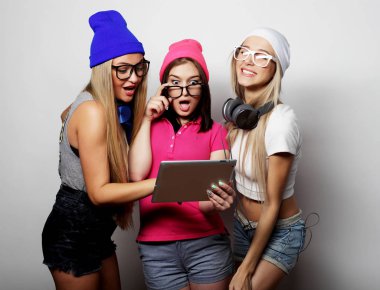 hippi kız arkadaş dijital tablet ile