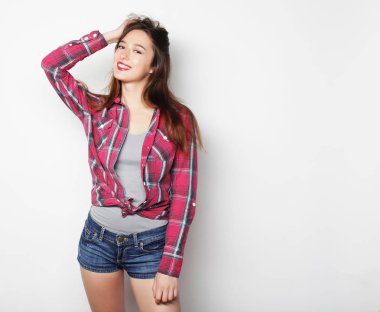 güzel kadın rahat elbiseler giymiş üzerinde beyaz backgrou poz