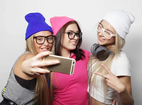 Chicas hipster mejores amigos tomando selfie — Foto de Stock