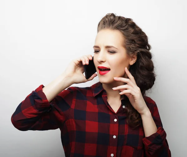 Mujer hablando por teléfono sobre fondo blanco —  Fotos de Stock