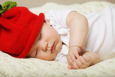 uyurken bir yatakta yatarken bebek