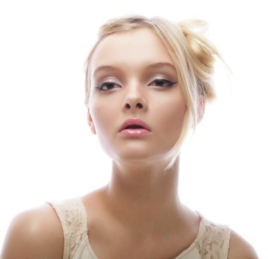 Sarı saçlı güzel bir kadının fotoğrafı.