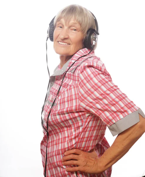 Divertida anciana escuchando música — Foto de Stock