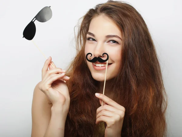 Joven mujer feliz con bigotes falsos —  Fotos de Stock