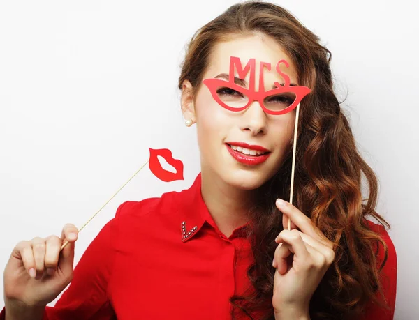 Jeune femme ludique tenant des lunettes de fête . — Photo