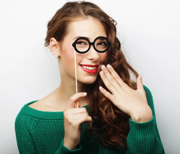 Attraente giocoso giovane donna con occhiali falsi — Foto Stock