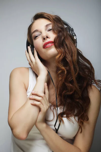 Jeune femme avec écouteurs écouter de la musique — Photo