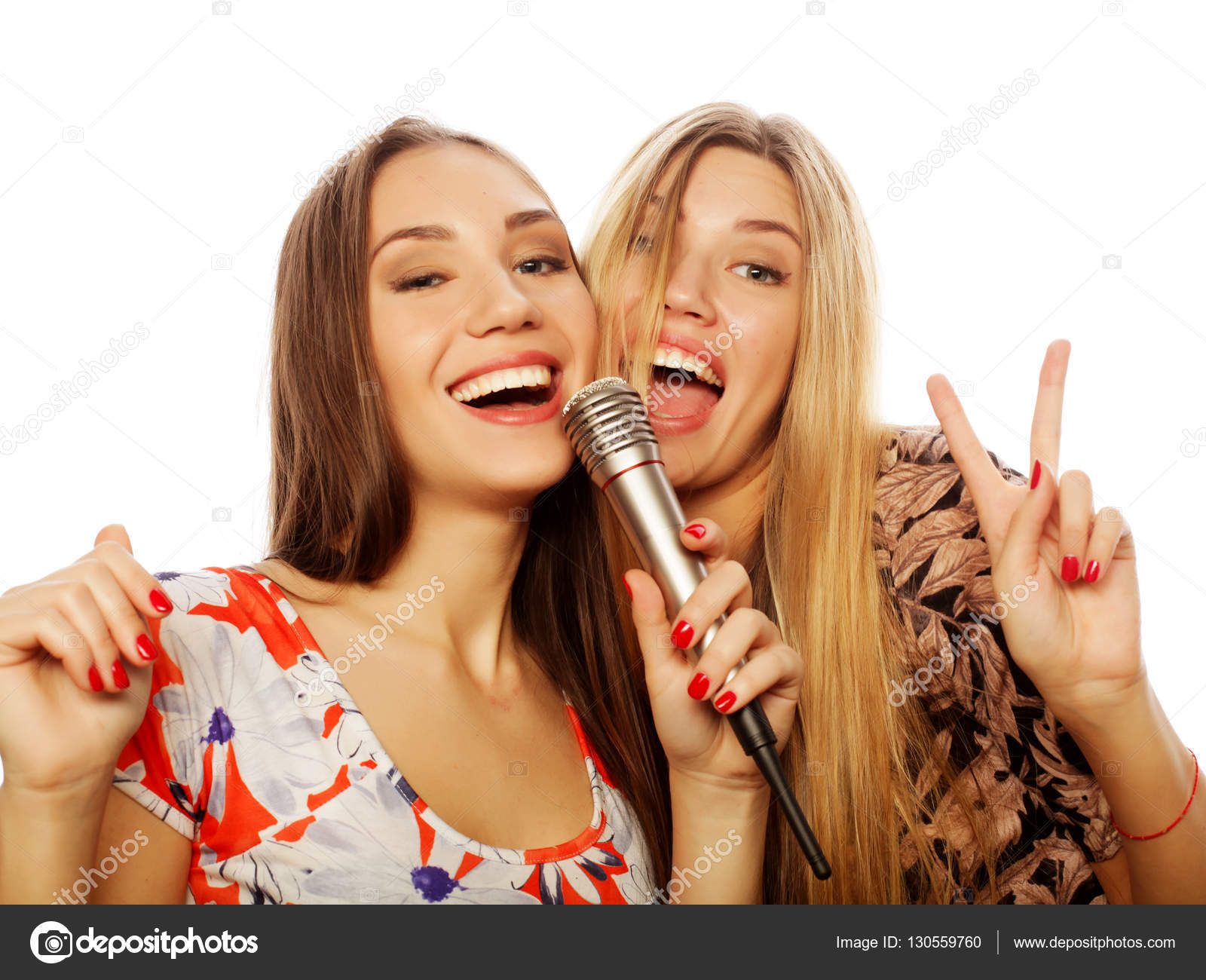 Karaoke Filles De Beauté Avec Un Microphone Photo stock - Image du