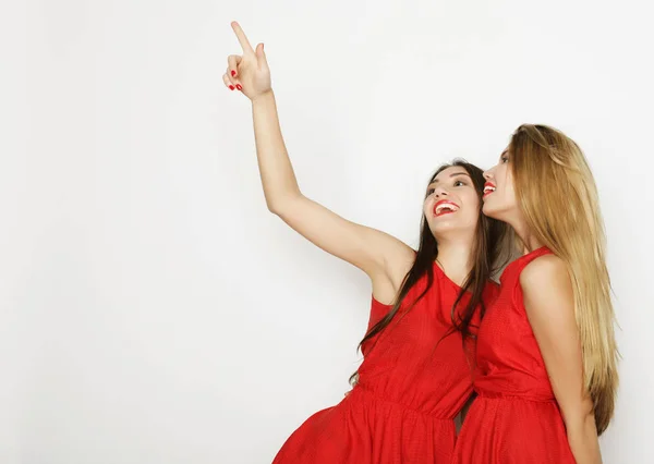 Beyaz arka planda kırmızı elbiseli genç kızlar — Stok fotoğraf