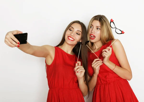 Zwei Frauen in rotem Kleid machen Selfie — Stockfoto