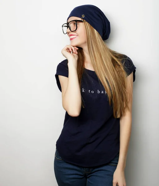 Mujer rubia amigable con gafas — Foto de Stock