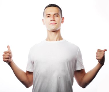 yaşam tarzı ve insanlar kavramı: bo ile tişörtlü rahat genç adam