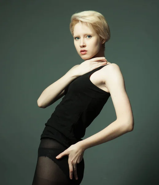 Modelka s krátkými blond vlasy — Stock fotografie