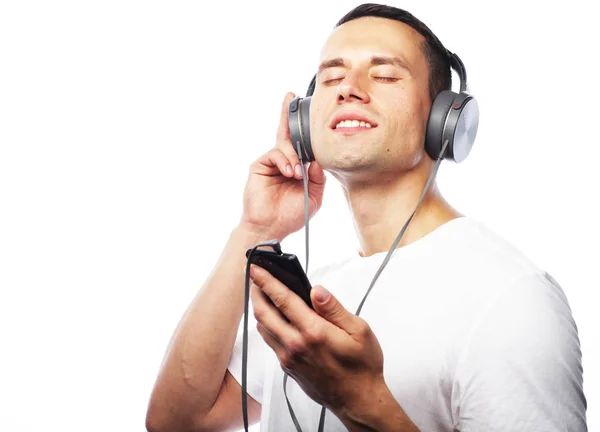 Estilo de vida y el concepto de la gente: Joven disfrutando de la música en su él —  Fotos de Stock