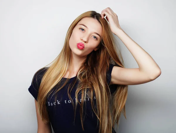 Jovem bonito sorrindo menina loira — Fotografia de Stock