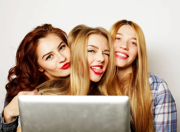 Chicas hipster amigos tomando selfie con tableta digital —  Fotos de Stock