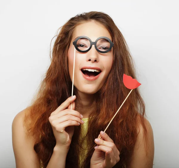 Attraente giocoso giovane donna con occhiali falsi — Foto Stock