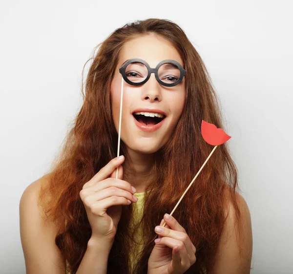 Atractiva joven juguetona con gafas falsas — Foto de Stock