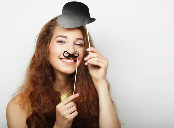 Junge glückliche Frau mit falschen Schnurrbärten — Stockfoto