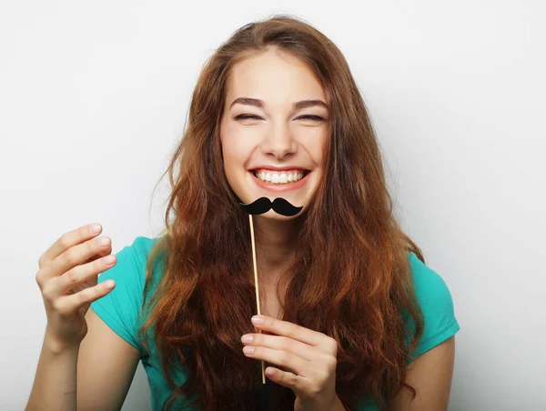 Jovem mulher feliz com bigodes falsos — Fotografia de Stock