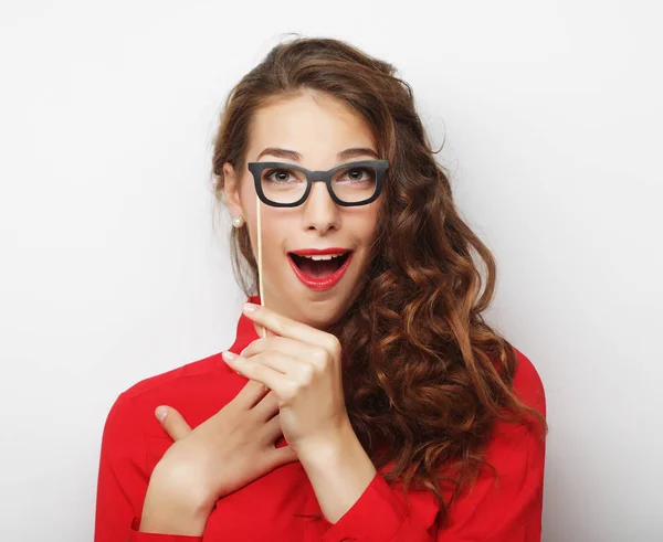 Atraktivní hravá mladá žena s falešné brýle — Stock fotografie