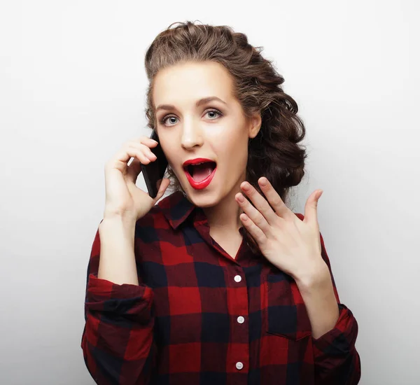 Mulher falando no telefone sobre fundo branco — Fotografia de Stock