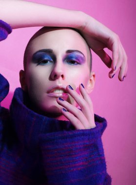 Genç moda model Studio poz. Kel. Parlak makyaj.
