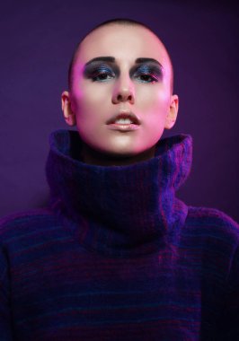 Genç moda model Studio poz. Kel. Parlak makyaj.