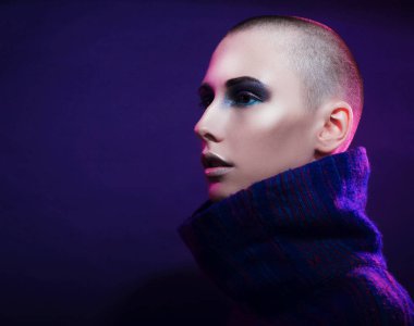 Genç moda model Studio poz. Kel. Parlak makyaj.