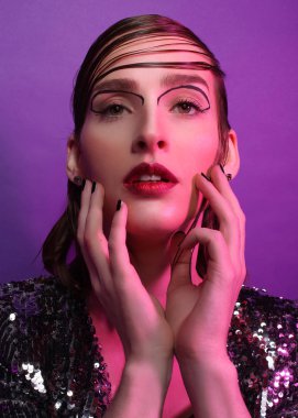 moda model mor arka plan üzerinde poz