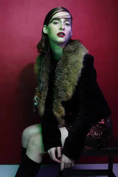 スタジオでのファッションのモデルの肖像画。赤 b 上で美しい若い女性 — ストック写真