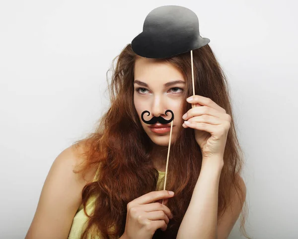 Ung glad kvinna med falska mustascher — Stockfoto