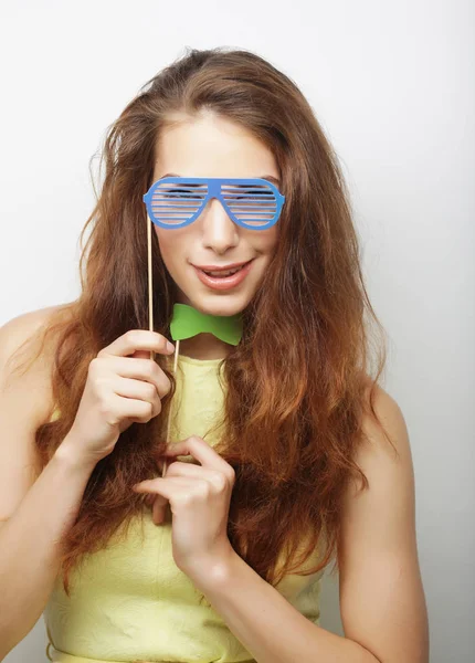 Jovem atraente brincalhão com óculos falsos — Fotografia de Stock
