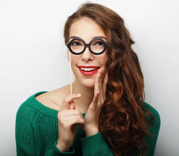 Atractiva joven juguetona con gafas falsas — Foto de Stock