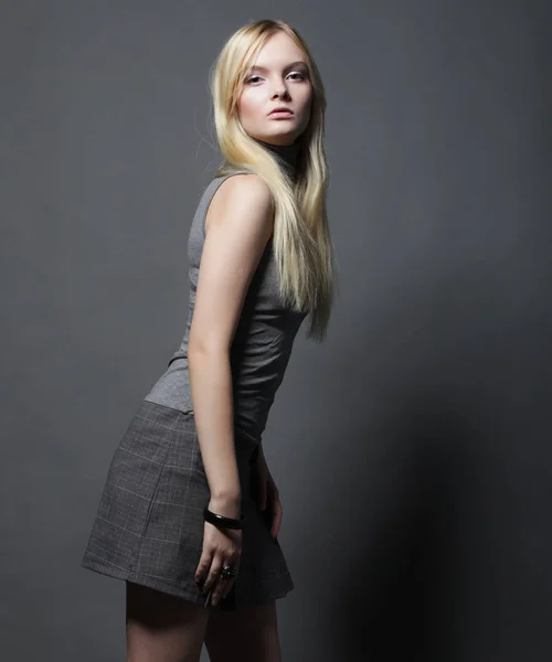 Retrato de hermosa joven rubia en vestido negro . —  Fotos de Stock