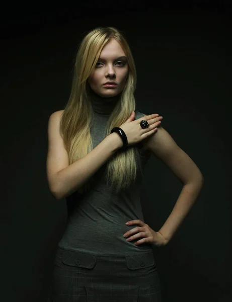 Portret van mooi jong blond meisje in zwarte jurk. — Stockfoto
