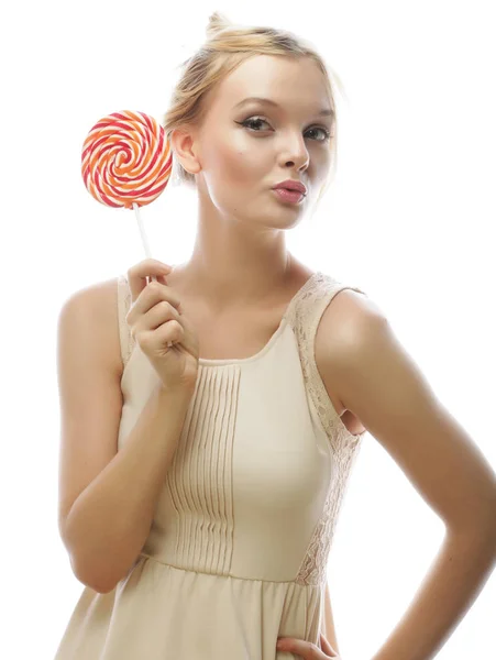 Молодая блондинка с конфетами — стоковое фото