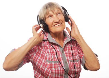 Komik yaşlı kadın müzik dinleme