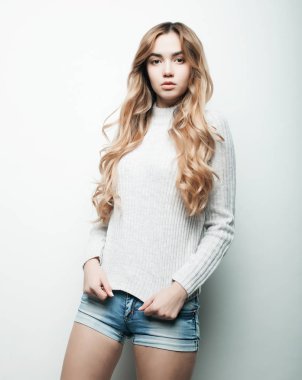 Yaşam tarzı, moda ve insan konsepti: güzel kadın günlük kıyafetler giyiyor, beyaz arka planda poz veriyor.