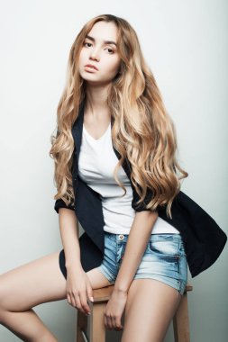 genç seksi kadın kısa kot pantolon. Moda studio vurdu.