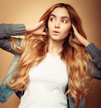 yaşam tarzı ve insanlar kavramı: genç casual kadın portre. Bankacı Charlie'yle, kıvırcık saç.