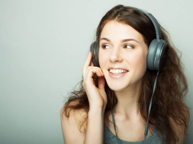 Yaşam tarzı ve insan konsepti: müzik dinleyen kulaklıklı genç kadın.