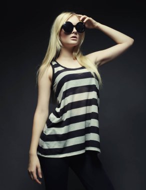 Gri arka planda güzel bir model.