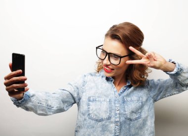 Yaşam tarzı, mutluluk, duygusal ve insan konsepti: Güzel kız